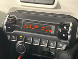 【オートエアコン】一度お好みの温度に設定すれば、車内の温度を検知し風量や温度を自動で調整。暑い&hellip;寒い&hellip;と何度もスイッチ操作をする必要はありません。快適な車内空間には必須の機能ですね♪