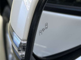 【ブラインドスポットモニター】隣を走る車両をレーダーで検知し、インジケーターを点灯。またウインカーを出した場合にはインジケーターも点滅させて注意を促します