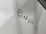 【ブラインドスポットモニター】走行中、ドアミラーの死角になりやすい箇所に後続車が接近するとサイドミラーのレンズに警告を表示!ドライバーに注意喚起をしてくれます。