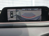 車体がシースルー(透過)して周囲の見通しを高めた設計の『360&deg;シースルービューモニター』を搭載。大きな車体でも、上空から見下ろす正確な視点で、狭い道や駐車をサポートします。