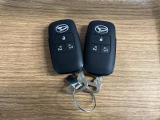 【スマートキー】 スマートキーを携帯していれば、ドアハンドルのボタンを押してロックの解除ができ、パワースライドドアもワンタッチで開閉できます。