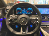 アルカンターラを採用したAMGパフォーマンスステアリング。パドルシフトに加え、AMGドライブコントロールスイッチからエキゾーストサウンドやリアウイング、サスペンションなどを操作できます。