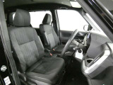 高いホールド性で運転姿勢が安定します。長距離ドライブでも疲れにくいのが魅力です。快適なドライビングライフをお送りください♪