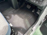痛みの出やすい運転席シートの角、フロアマット、座面、ともに良好です
