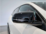 BMWのミラーは車種によって異なりますがレーンチェンジウォーニングが装備されております。詳しくは当店スタッフまでお問い合わせくださいませ。