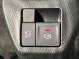 指先だけで簡単に操作が可能な電動パーキングブレーキを採用。「HOLD」スイッチを押すと、渋滞や信号待ちなどでブレーキペダルから足を離しても、ブレーキを保持するので安心です