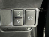 オートマチックハイビームとは、先行車や対向車のライトを認識し、ハイビームとロービームを自動で切り替える機能です。夜道の視界を確保します。詳細は販売店スタッフまでおたずねください。