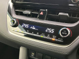 【オートエアコン】一度お好みの温度に設定すれば、車内の温度を検知し風量や温度を自動で調整。暑い&hellip;寒い&hellip;と何度もスイッチ操作をする必要はありません。快適な車内空間には必須の機能ですね♪