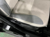 痛みの出やすい運転席シートの角、フロアマット、座面、ともに良好です