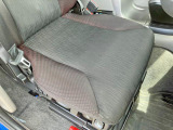 運転席座面にヘタリがあります。