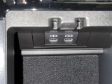 充電用USB端子付き。スマートフォンなどの充電に便利です。