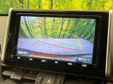 【バックカメラ】駐車時に後方がリアルタイム映像で確認できます。大型商業施設や立体駐車場での駐車時や、夜間のバック時に大活躍!運転スキルに関わらず、今や必須となった装備のひとつです!