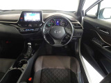 革巻きステアリングで快適な操作性の運転席です。
