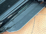 メーカーオプションの【ユニバーサルステップ】を装備。スライドドアと連動したステップにより、小さなお子様の乗り降りがし易くなります♪