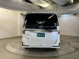 バックカメラが付いているので後方確認が非常にしやすいです。今や運転初心者も熟練者も必須装備!ついていて損はないですね♪