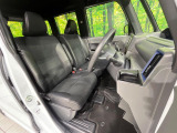 運転席まわりには十分なスペースがあり、大柄な方でもゆったり運転していただける環境です。