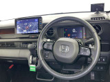運転席まわりです。 各操作スイッチは使いやすい位置に配置されてます。