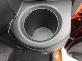 カップホルダーは運転席や助手席からちょうど手の届く位置です!!