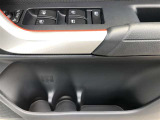 ドアポケットには、小物やペットボトルが入れられるようになっています。