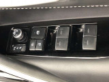 パワーウィンドのスイッチです。運転席に座りながら、助手席や後席の窓を開け閉めできるので大変便利ですよ。