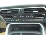 左右独立で温度設定が可能なフルオートエアコンに加え、シートヒーターやベンチレーションを装備。乗る人すべてが季節を問わず快適に過ごせる、機能性とデザイン性を両立した上質なコックピット空間です。