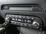 運転席と助手席で個別に温度設定ができるフルオートエアコンを装備。シートヒーターやステアリングヒーターも備え、寒い季節も快適です。上質感漂うダイヤルやスイッチ類を、ぜひ店頭でお確かめください。
