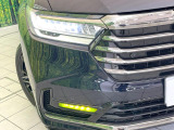 【LEDヘッドライト】悪天候や夜間走行時も良好な視界を確保し安心して運転できる高輝度LEDヘッドライトを装備!点灯速度が早く、消費電力も抑えられています。