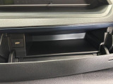 運転席側のインパネアッパーボックスは嬉しい収納!USBソケット付きでスマホの充電もできます!