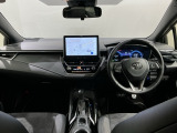 使いやすいレイアウトのダッシュボード周辺です。オートエアコンや小物入れなど嬉しい装備が満載です。