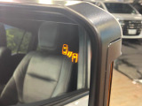 【ブラインドスポットモニター】走行中、ドアミラーの死角になりやすい箇所に後続車が接近するとサイドミラーのレンズに警告を表示!ドライバーに注意喚起をしてくれます。