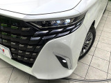 【三眼LEDヘッドライト】スタイリッシュな見た目の三眼LEDヘッドライトを装備♪スタイルだけでなく、夜間の走行も視界良好で安心してお乗りいただけます。