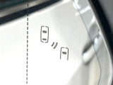 【ブラインドスポットモニター】走行中、ドアミラーの死角になりやすい箇所に後続車が接近するとサイドミラーのレンズに警告を表示!ドライバーに注意喚起をしてくれます。