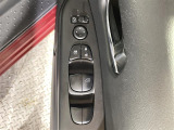 【パワーウインドウ】運転席のスイッチで、各席の窓ガラスの開閉ができます!あると便利ですよね!