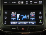 左右独立温度コントロールフルオートエアコンです。運転席、助手席それぞれで独立して温度設定ができます。冷え性の方が乗っても安心ですね♪