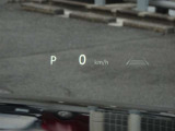 カラーヘッドアップディスプレイ付き。少ない視線移動で情報を確認できるので、運転の疲労軽減に繋がりますよ♪