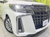 【LEDヘッドライト】悪天候や夜間走行時も良好な視界を確保し安心して運転できる高輝度LEDヘッドライトを装備!点灯速度が早く、消費電力も抑えられています。