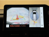 真上から見下ろしたような視点で車とその周囲を確認出来る画面と、車両後方を映し出すバックモニター画面の2つを表示してくれます。