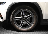 メルセデスの認定中古車「サーティファイドカー」では、万一お車が故障した場合も、ご購入後1年間もしくは2年間※は走行距離にかかわらずメルセデス・ベンツ正規サービスネットワークで無料修理いたします