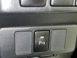 コーナーセンサーを車の前後に装備。障害物までの距離に応じて警告音を変えてお知らせ。縦列駐車時や駐車場・車庫などでの取り回しをサポートします。詳細は販売店スタッフまでおたずねください。