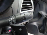 スイッチをオートに設定しておけば、車外の明るさに応じて自動的にヘッドランプを点灯・消灯します。夕暮れ時やトンネルの続く山道などを走行する時に便利なコンライトを装備しています。