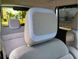ブルーのラインが特徴的な明るいシートで車内が華やかに見えます!