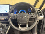 ステアリングスイッチ搭載!手を離さずに手元のスイッチでさまざまな操作が可能。運転中、視線をそらさなくても操作ができて安全です!
