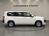 【まるごとクリーニング】シートを取り外し、車内を徹底洗浄。隅々まで丁寧に仕上げています。