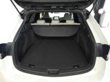 広く開口部の大きいラッゲージルームは、荷物の出し入れも楽です。トノカバーがあるのでプライバシーも守られますね。