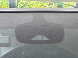 【エマージェンシーブレーキ】走行中に前方の車両等を認識し、衝突しそうな時は警報とブレーキで衝突回避と被害軽減をアシスト。より安全にドライブをお楽しみいただけます。