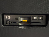 ETCカードを挿入することで高速道路を利用する際の支払いがキャッシュレスになったり、ETCスマートインターチェンジが利用できたり、とても便利なアイテムです!保証は修理保証のみとなります。