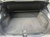 ゆったりとしたトランクルームでございます。たくさんのお荷物の車載が可能でございます。