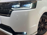 【LEDヘッドライト】悪天候や夜間走行時も良好な視界を確保し安心して運転できる高輝度LEDヘッドライトを装備!点灯速度が早く、消費電力も抑えられています。