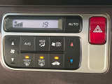 【オートエアコン】一度お好みの温度に設定すれば、車内の温度を検知し風量や温度を自動で調整。暑い&hellip;寒い&hellip;と何度もスイッチ操作をする必要はありません。快適な車内空間には必須の機能ですね♪
