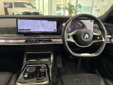 コックピットは、BMWらしくセンター・コンソールがドライバーに向けて傾けられた設計になっています。